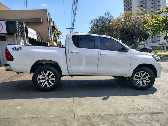 TOYOTA HILUX 2.8 SR 4X4 CD 16V DIESEL 4P AUTOMÁTICO TOYOTA HILUX 2.8 SR 4X4 CD 16V DIESEL 4P AUTOMÁTICO